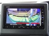 後退時に車両の後ろ側をモニター画面に表示します。車庫入れなどでバックする際に後方確認ができて便利です。車庫入れが苦手な人もこれで安心。