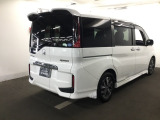 リアはプライバシーガラス付です。見た目もかっこいいですよね。また、太陽光を防ぐので冷房の効きを良くする効果もあるんです。エアコンを控えめにすれば燃費向上も見込めますよ。