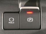 【電動パーキングブレーキ】パーキングブレーキは便利な電動式!ボタン一つで操作でき、アクセルを踏めば自動で解除されます♪レバーやペダルが無いので運転席廻りもすっきりしますね♪