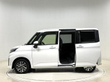 荷物をたくさん抱えてクルマに乗り込む時に便利な、ワンタッチオープン&ウェルカムオープン機能付き電動スライドドアです