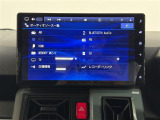 【純正10インチナビ】ラジオはもちろんBluetooth接続、AppleCarPlayなど多彩な機能を搭載。高精細な大画面ディスプレイで、マップもTVも見やすく映ります。
