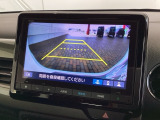 リバースギアに入れるだけで後方の表示へ切り替わります。夜間や雨の日の駐車も楽になりますよ。