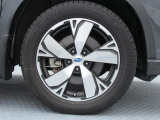 スバル純正18インチアルミホイール。 タイヤサイズは225/55R18。