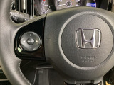 ステアリングスイッチがついていますので、オーディオのチャンネル変更、ボリューム、ジャンル変更が操作可能です。ハンドルから手を離さず安全に操作できます。