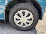 スチールホイールに純正ホイールキャップ装着の画像です。タイヤサイズは145/80R12 80/78N LT。