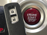 【Hondaスマートキー】カバンやポケットに入れたままでもドアの施錠・解錠が可能なスマートキーを装備。エンジンのオン・オフ時もカギを取り出す必要が無いからとっても便利です♪