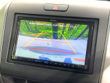 【バックカメラ】駐車時に後方がリアルタイム映像で確認できます。大型商業施設や立体駐車場での駐車時や、夜間のバック時に大活躍!運転スキルに関わらず、今や必須となった装備のひとつです!