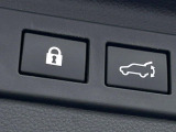 【パワーバックドア】スマートキーや運転席のボタンを押すだけでリアゲートが自動で開閉します!荷物を持っている時や、高い位置にあるバックドアを閉める際に便利な機能です♪