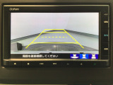 【バックカメラ】運転が苦手な方も車庫入れラクラクです!ギアをリバースに入れれば自動的に切り換わりますので、面倒な操作は不要です♪狭い駐車場もお車を傷つけず安心ですね!