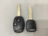 キーレスエントリー付きです。ドアの開け閉めの際に、ボタン操作でキーの差し込み不要です。通常のキーもスペアとして用意しております。