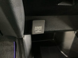 アクセサリーソケットはUSBのアダプターなどをつければ、スマホの充電にも使えます。周辺には物が置けるトレーがついています。
