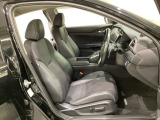 運転席は8WAYの電動パワーシートになっています。電動で前後のスライドやシートハイト、背もたれのリクライニングの調節ができ、微調整もききますのでお好みのシート位置に合わせることができます。