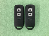 スマートキーを装備しています。鍵を差し込むことなくドアロックの開け閉めと、スタートボタン操作でのエンジンスタートができます。スペアキーも同じものを用意しております。