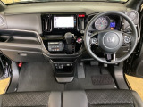 車内は光触媒抗菌消臭施工済です。スタイリッシュなデザインでスポーティなインパネ周りを演出します。グローブボックスやカップホルダーのほかにトレーなどたくさんの収納スペースが付いています。