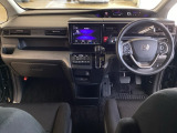 車内は光触媒抗菌消臭施工済です。スタイリッシュなデザインでスポーティなインパネ周りを演出します。グローブボックスやカップホルダーのほかにトレーなどたくさんの収納スペースが付いています。