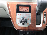 オートエアコンを装備しておりますので、四季を通じて車内を快適な温度に保つことが出来ます!高級感が有りますね!