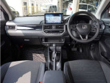 視界広々で非常に運転しやすくロングドライブでも疲れを感じさせないすっきりとまとまったインパネ周りです。