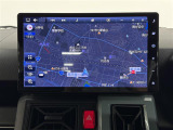 【純正10インチナビ】ラジオはもちろんBluetooth接続、AppleCarPlayなど多彩な機能を搭載。高精細な大画面ディスプレイで、マップもTVも見やすく映ります。