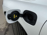 ◆充電/電気充電は左側フロントフェンダーから。従来のガソリンに加え、新たな動力源をプラスした可能性あふれる一台