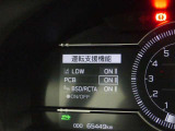 レーンディパーチャーアラートとは車線または走路からの逸脱の可能性を警告すると共に、車線または走路からの逸脱を避けるためのハンドル操作の一部を支援する機能です。詳細は販売店スタッフまでおたずねください。