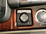 狭い駐車場で便利な電動格納ドアミラーが付いています。