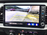 【バックカメラ】運転が苦手な方も車庫入れラクラクです!ギアをリバースに入れれば自動的に切り換わりますので、面倒な操作は不要です♪狭い駐車場もお車を傷つけず安心ですね!