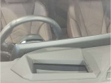 【ヘッドアップディスプレイ】現在の車速表示や目的地へのルート案内やメディア関連のリストを表示する事が可能です。視線移動を減らす事によりドライブに集中して頂けます。