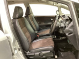 広い足元にゆったり座れるシートには肘掛けも装備しており長距離の運転でも疲れにくくなってます。女性でも運転がしやすいように、シートの高さ調整機能(シートリフター)がついています。