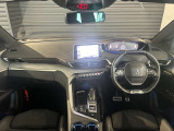 スッキリとまとめられた運転席周りで、運転を楽しくさせる内装です。まさにcockpitです!