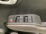 パワーウインドウは運転席でドア4枚とも上下の操作ができるようになっています。子供さんが勝手に操作できないようにロックすることも可能です。