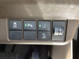 ハンドルの右側にはヘッドライトレベライザーとHondaセンシング用のメインスイッチがついています。ヘッドライトレベライザーは道路状況や積荷の加重に応じてライトの高さを調節できます。