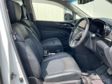 運転席まわりです。実際に座ってみて、乗り心地を体験してみてください。