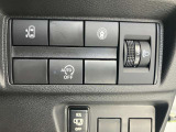安全装備に関するボタンは運転席周りにまとめて設置されています