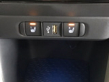 運転席/助手席シートヒーターで寒い日もすぐに温かくなり快適に過ごせます。