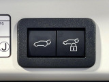 【パワーバックドア】スマートキーや運転席のボタンを押すだけでリアゲートが自動で開閉します!荷物を持っている時や、高い位置にあるバックドアを閉める際に便利な機能です♪