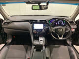 車内は光触媒抗菌消臭施工済です。インパネ周りはスタイリッシュなデザインです。グローブボックスやカップホルダーのほかにトレーなどたくさんの収納スペースが付いています。