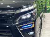 【LEDヘッドライト】悪天候や夜間走行時も良好な視界を確保し安心して運転できる高輝度LEDヘッドライトを装備!点灯速度が早く、消費電力も抑えられています。