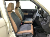 女性でも運転がしやすいように、シートの高さ調整機能(シートリフター)がついています。運転席と助手席の間が空いている為、助手席側への移動がスムーズです。交通量の多い道でも助手席側から乗り降りができます。