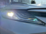 【LEDヘッドライト】悪天候や夜間走行時も良好な視界を確保し安心して運転できる高輝度LEDヘッドライトを装備!点灯速度が早く、消費電力も抑えられています。