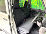 運転席まわりには十分なスペースがあり、大柄な方でもゆったり運転していただける環境です。