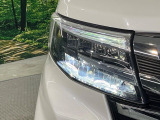 【LEDヘッドライト】悪天候や夜間走行時も良好な視界を確保し安心して運転できる高輝度LEDヘッドライトを装備!点灯速度が早く、消費電力も抑えられています。