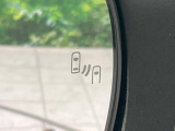 【ブラインドスポットモニター】走行中、ドアミラーの死角になりやすい箇所に後続車が接近するとサイドミラーのレンズに警告を表示!ドライバーに注意喚起をしてくれます。