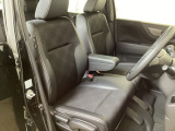 女性でも運転がしやすいように、シートの高さ調整機能(シートリフター)がついています。運転席と助手席の間が空いている為、助手席側への移動がスムーズです。交通量の多い道でも助手席側から乗り降りができます。