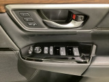ハンドルの右側に電動格納付きパワーミラーの操作スイッチがついています。左右のサイドミラーの角度調節も微調整ができて便利です。パワーウインドウは運転席でドア4枚とも上下の操作ができるようになっています。