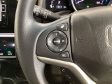 ステアリングにオーディオ操作スイッチが付いています。オーディオ画面に直接タッチしなくても操作が出来ますので、運転に集中できます。