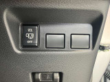 スライドドアの操作ボタンも同様に運転席周りにまとめて設置されています