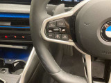 【ハンドル】ドライバーとBMW車の一体感がダイレクトに伝わるステアリングホイール。形状・太さへの拘りに加えて、操作性を高める為にスイッチ類も配置。クイックかつ安定のドライビングを体感下さい!