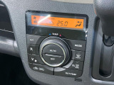 【オートエアコン】一度お好みの温度に設定すれば、車内の温度を検知し風量や温度を自動で調整。暑い…寒い…と何度もスイッチ操作をする必要はありません。快適な車内空間には必須の機能ですね♪