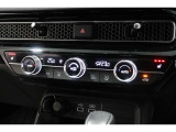 オートエアコンは左右席で独立温度コントロールが可能です。シートヒーター付きで、冷えた車内でもスイッチを押せば数秒で座面と背もたれがあたたかくなります。