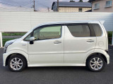 四角いボディーと大きな窓ガラスで運転がしやすくなっています。